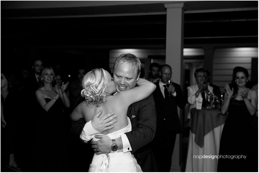 first-dance-hug_weimar-wedding-photography